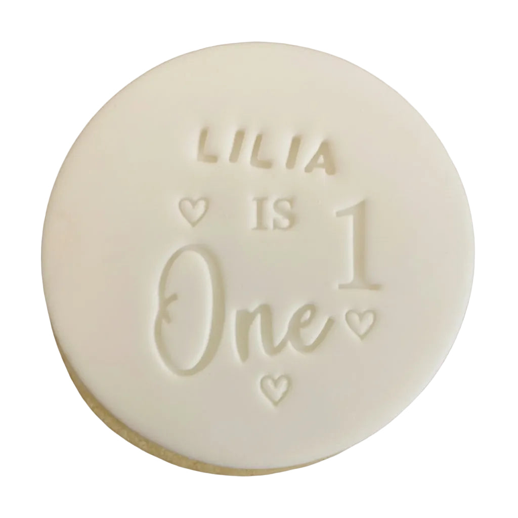 Personalised first birthday round white signature vanilla sugar biscuits. Each biscuit is embossed with the name.